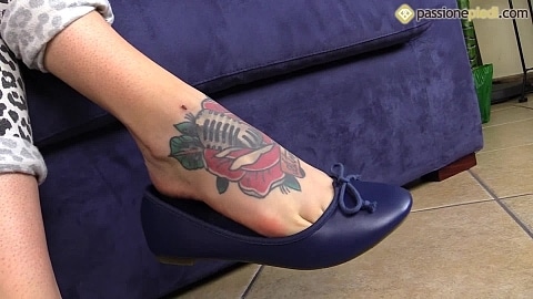 Lick the sweat right off super-hot Medusa Blonde’s feet