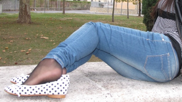 Sexy Ambra putting on black nylon socks: what a wonderful sight